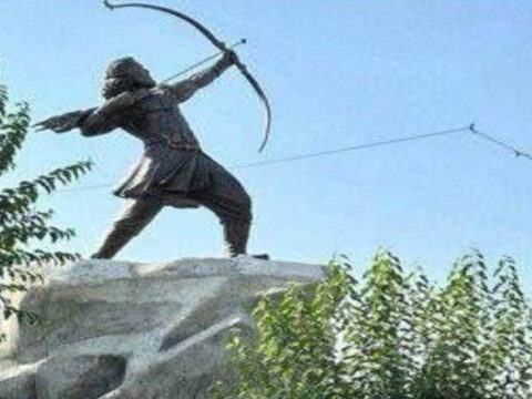 رونمایی از مجسمه آرش کمانگیر بزرگترین مجسمه برنزی ایران 2 IMG 20250621 101830 000