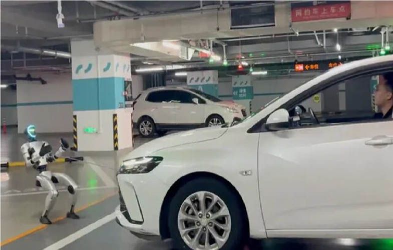 ربات انساننمای چینی یک خودروی ۱.۵ تنی را کشید 1 63634354