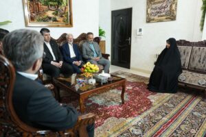 دیدار افشین خانی با خانواده اولین شهید بانک صادرات/ تاکید بر الگوبرداری از سیره شهدا در خدمترسانی به مردم 2 DSC00254